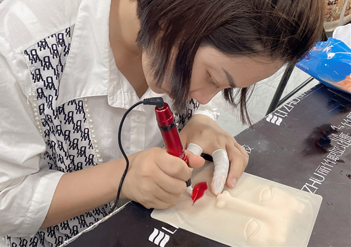 零基礎(chǔ)學(xué)紋唇：紋唇快速上色的技巧