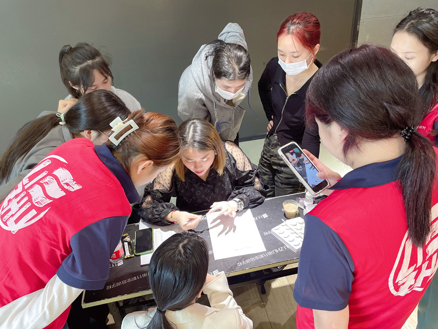 麗竹年終美睫進(jìn)修專場(chǎng)，老師手把手教學(xué)