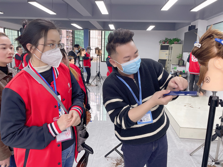 常見的長(zhǎng)發(fā)發(fā)尾修剪方式，廣西女士剪發(fā)教學(xué)