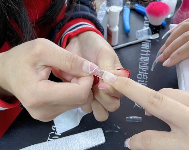 廣西美甲：貼甲片需要照燈嗎？