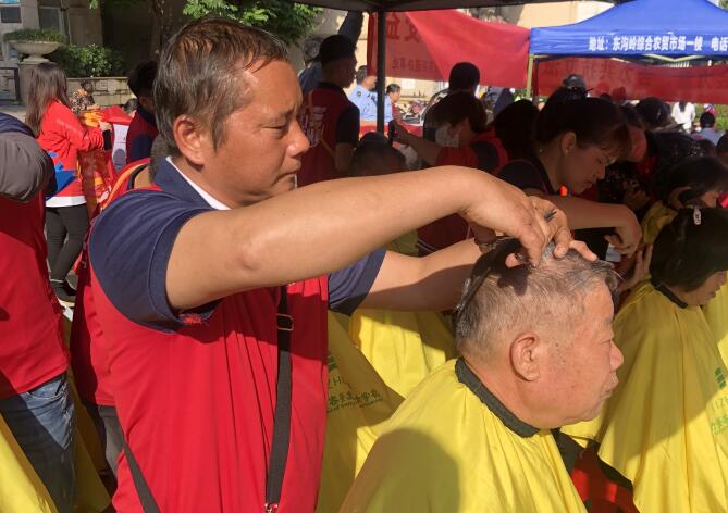 冬日暖陽(yáng)，廣西美發(fā)理發(fā)學(xué)校小區(qū)免費(fèi)理發(fā)