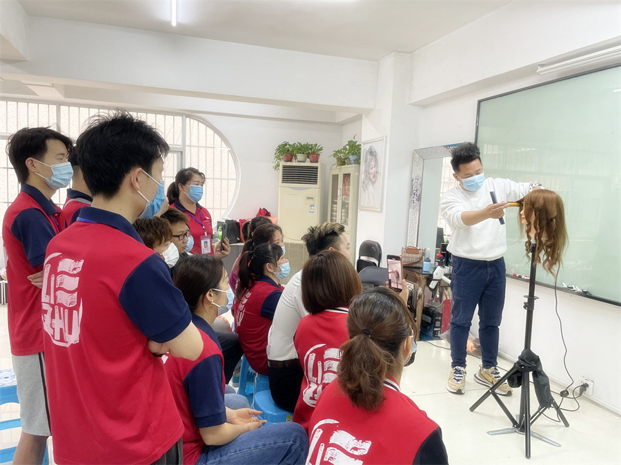 電卷棒怎么用？南寧學美發(fā)工具有哪些？