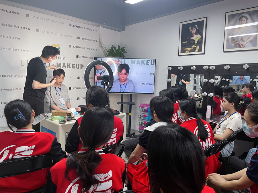 如何給男生化妝？廣西化妝彩妝基礎(chǔ)