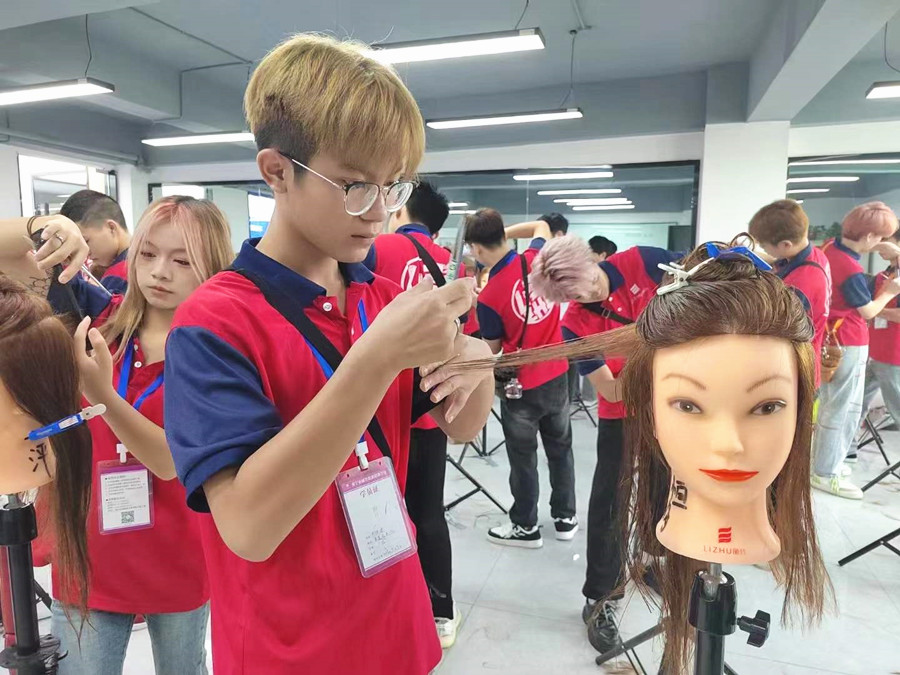 發(fā)片打薄的方法，廣西剪發(fā)基礎(chǔ)教學(xué)詳解