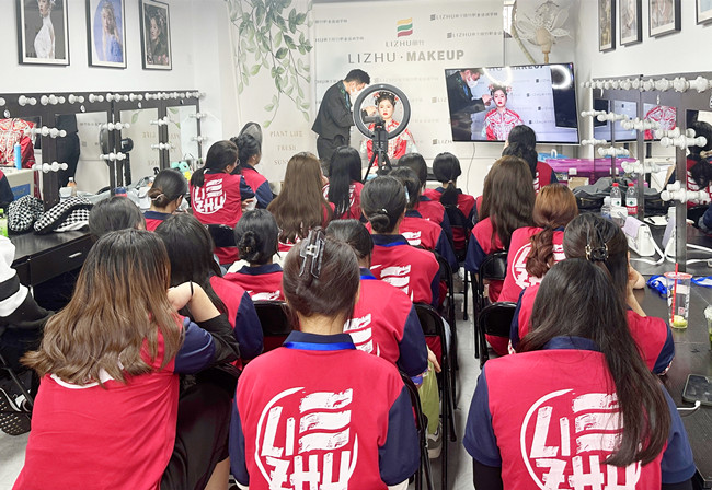 中式秀禾妝容特點(diǎn)，廣西新娘造型專業(yè)學(xué)校講解