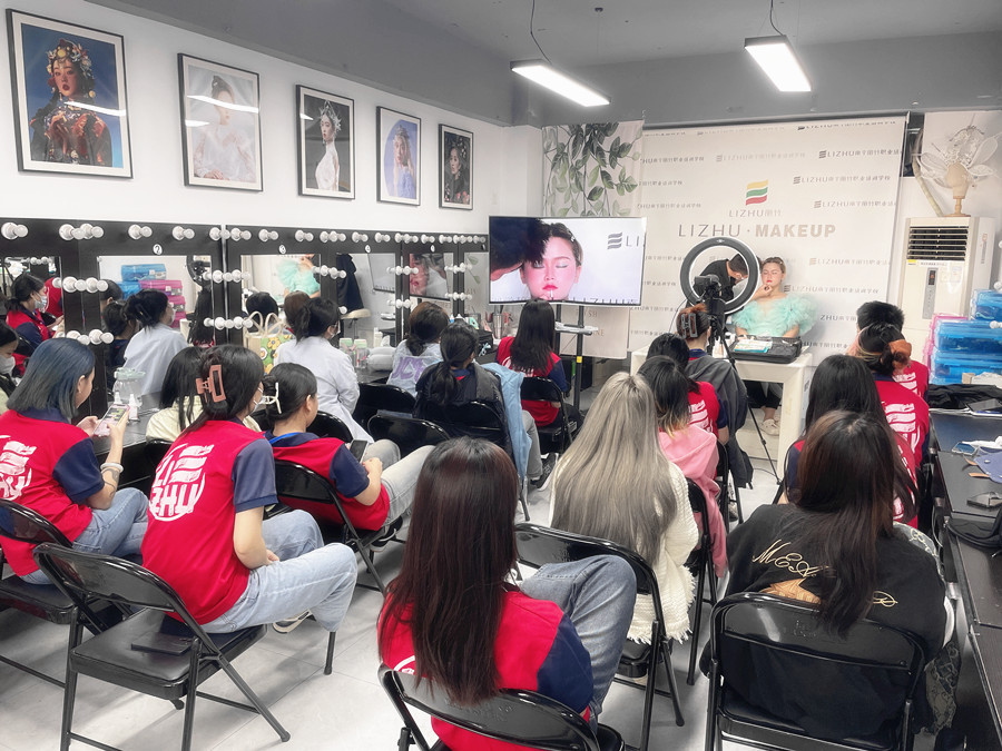 花樣新娘的化妝要點(diǎn)，南寧新娘跟妝培訓(xùn)