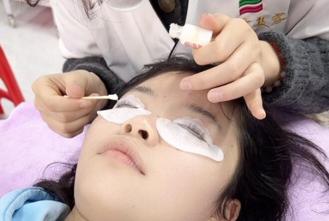 為什么建議你敷眼膜貼？?南寧美容院專業(yè)手法