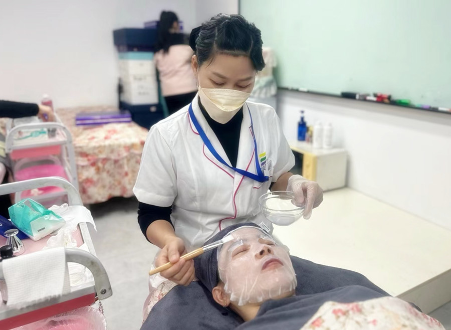 日?；A(chǔ)面部護(hù)理手法，廣西皮膚管理培訓(xùn)