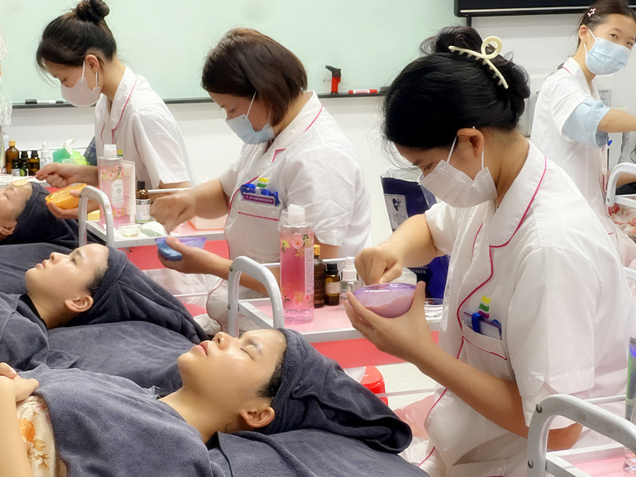 軟膜與貼片面膜的特點，南寧美容培訓課程