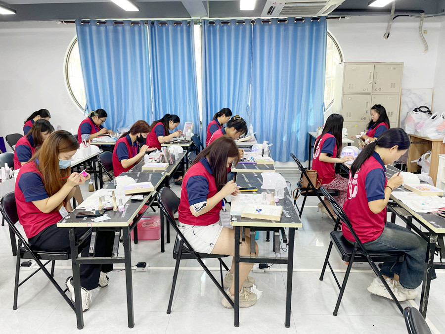 廣西美甲學校推薦：零基礎美甲怎么學？