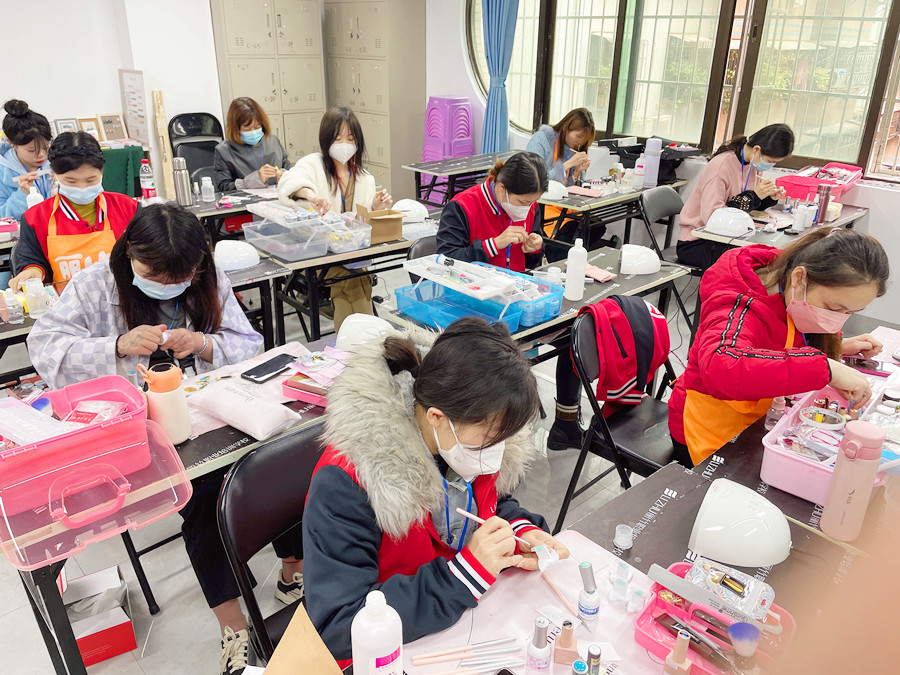 水彩草莓美甲，廣西美甲學(xué)校推薦