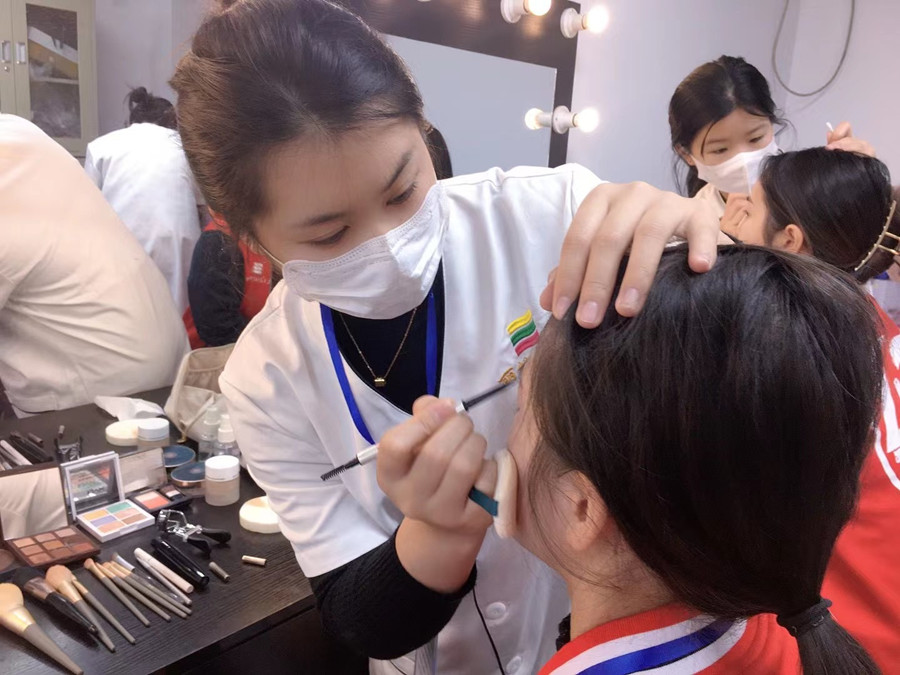 美容師應(yīng)該怎么化妝？南寧美容職業(yè)學(xué)校實(shí)踐教學(xué)