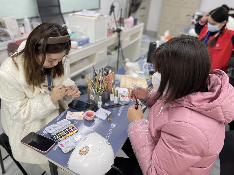 拋光條會傷害指甲嗎？南寧美甲專業(yè)培訓班