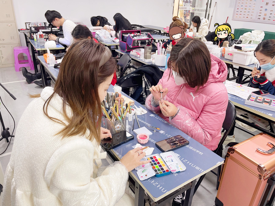 美甲學(xué)色彩重要性，廣西美甲基礎(chǔ)班彩教學(xué)內(nèi)容