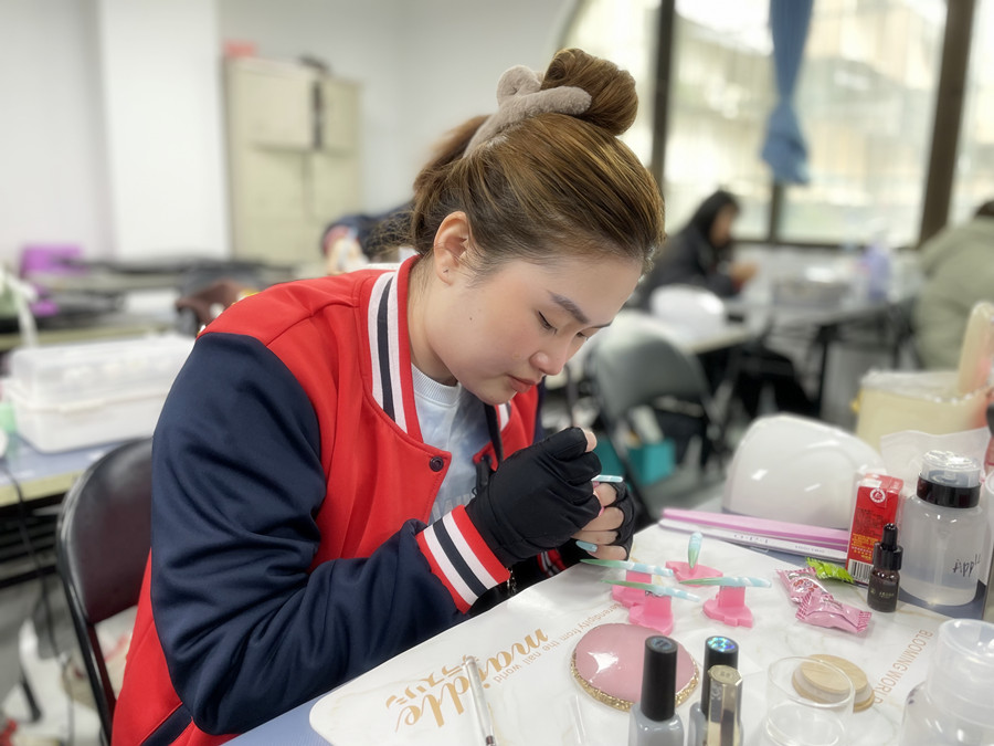 廣西學(xué)美甲護(hù)理：白色美甲變黃怎么辦？