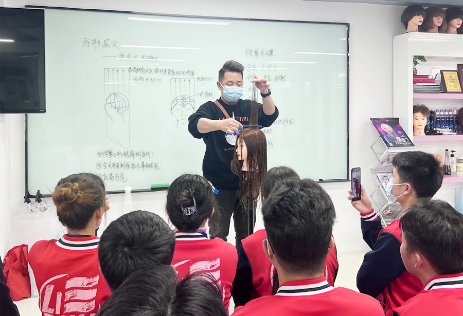 高馬尾的修剪技巧，南寧學女士剪發(fā)