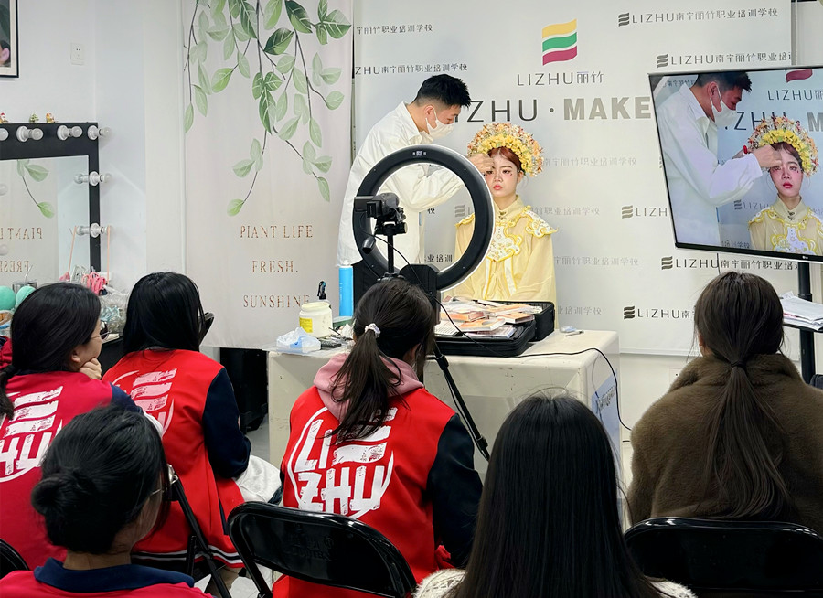 簪花寫真妝容特點(diǎn)，南寧化妝寫真培訓(xùn)學(xué)?？偨Y(jié)