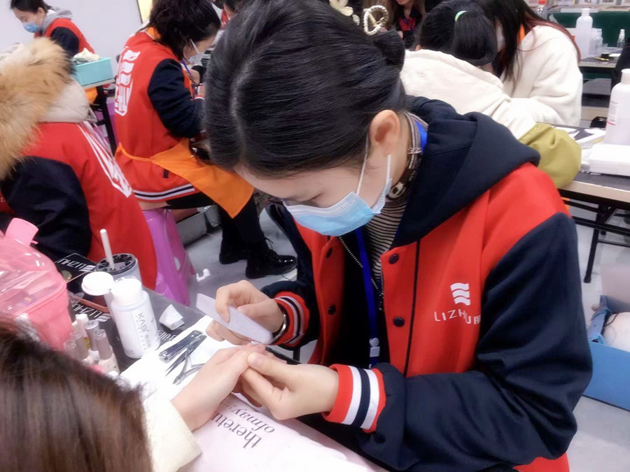 打磨甲面的作用？南寧美甲培訓(xùn)班技能分享