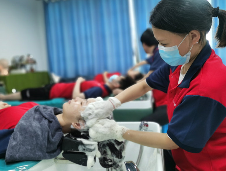 洗頭打泡沫的作用，南寧專業(yè)洗護(hù)教