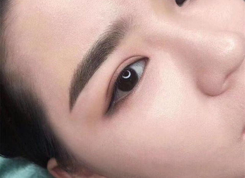 絲霧眉的特點(diǎn)，廣西眉眼唇技術(shù)學(xué)校教學(xué)