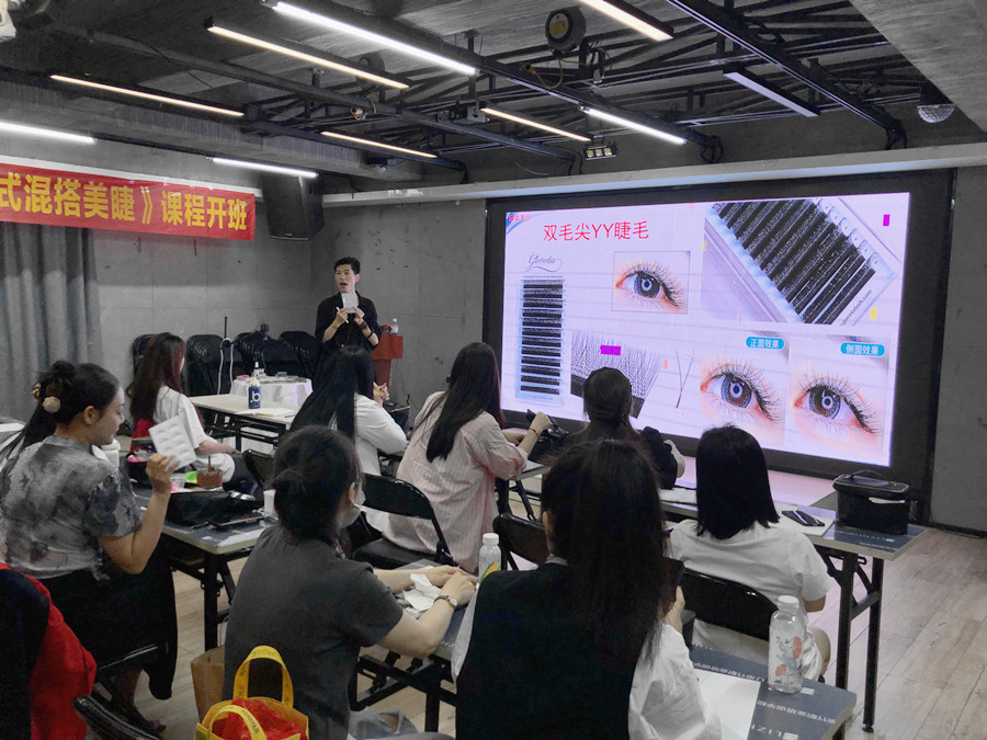 南寧美甲美睫培訓(xùn)學(xué)?！痘ㄊ交齑蠲澜蕖氛n程開班