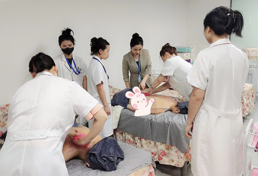 揉腹的好處，南寧美容美體健康學(xué)校講解