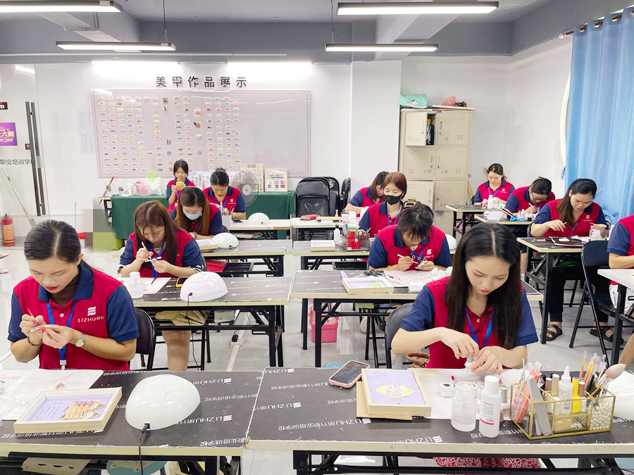 跳色美甲的特點，南寧美甲培訓(xùn)品牌詳解