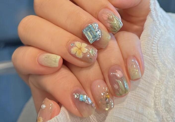 夏日彩繪花朵美甲，南寧美甲造型去哪學(xué)？