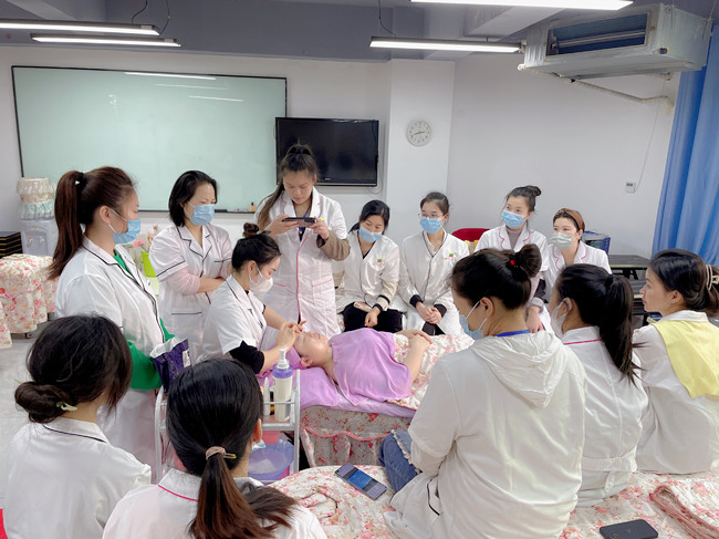 問(wèn)題皮膚夏日護(hù)膚指南，南寧美容養(yǎng)顏學(xué)校分享