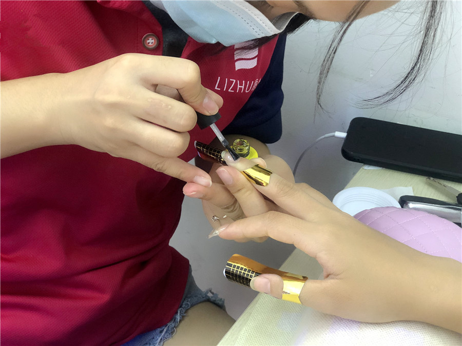 貼甲片和延長甲的區(qū)別，南寧美甲師培訓(xùn)課程