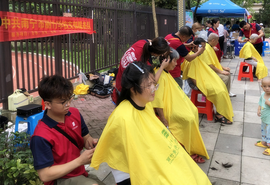 南寧培訓美發(fā)社會實踐，為公園溪府小區(qū)居民免費理發(fā)