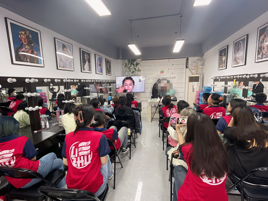 節(jié)目盛典主持人妝容特點，南寧彩妝學習