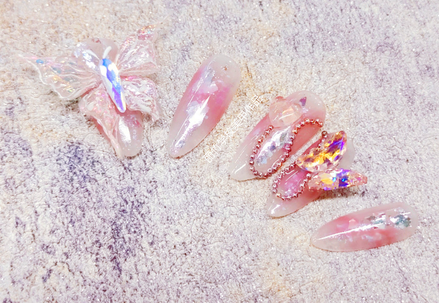 蝴蝶飾品美甲，廣西美甲技術(shù)職業(yè)作品分享