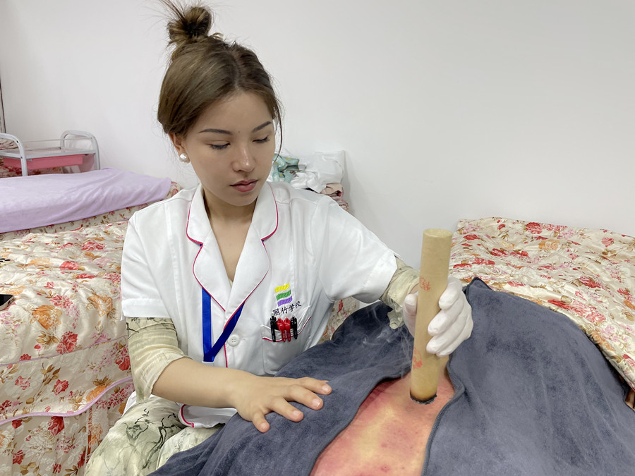 艾條熏背的好處，廣西中醫(yī)美容職校課程分享