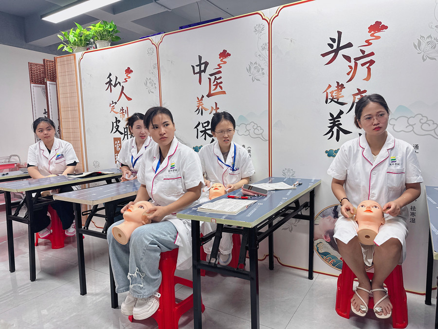 假頭模面部美容教學，南寧美容培訓被認可