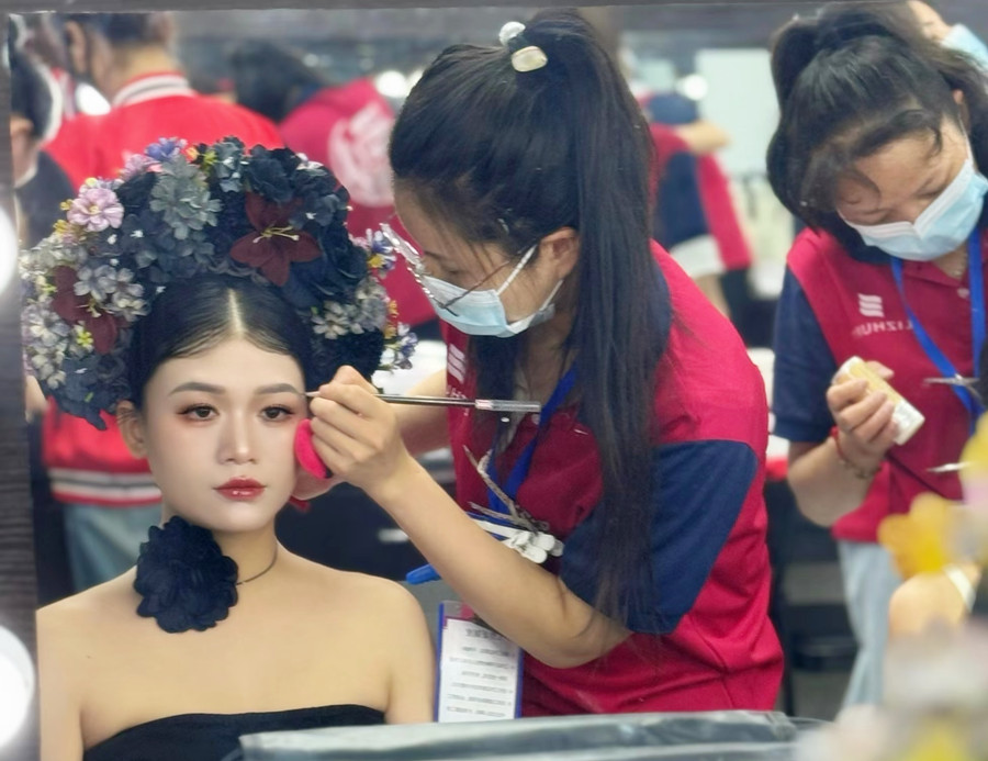 新中式簪花寫真，零經驗學化在廣西學員作品