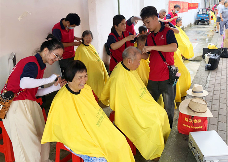 南寧理發(fā)美發(fā)學校為民免費理發(fā)，個個都是“活雷鋒”