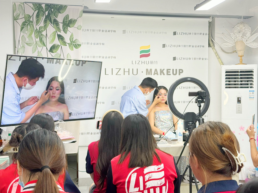 學人魚公主造型手法示范，了解南寧化妝學校怎么招生？