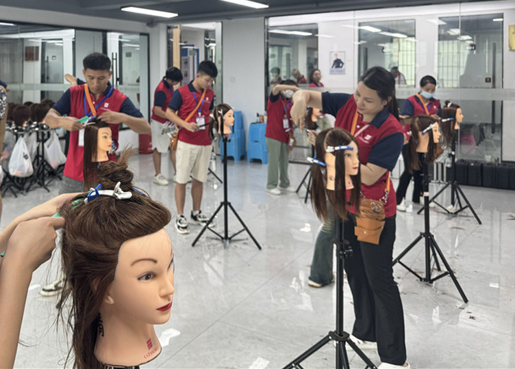 什么是挑剪？廣西美發(fā)剪發(fā)理發(fā)學(xué)校課堂講解