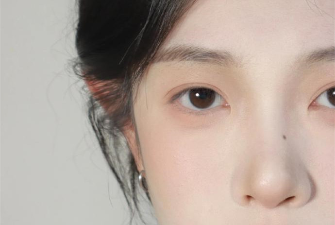 素顏女高妝容教程，南寧化妝培訓名校手把手教學