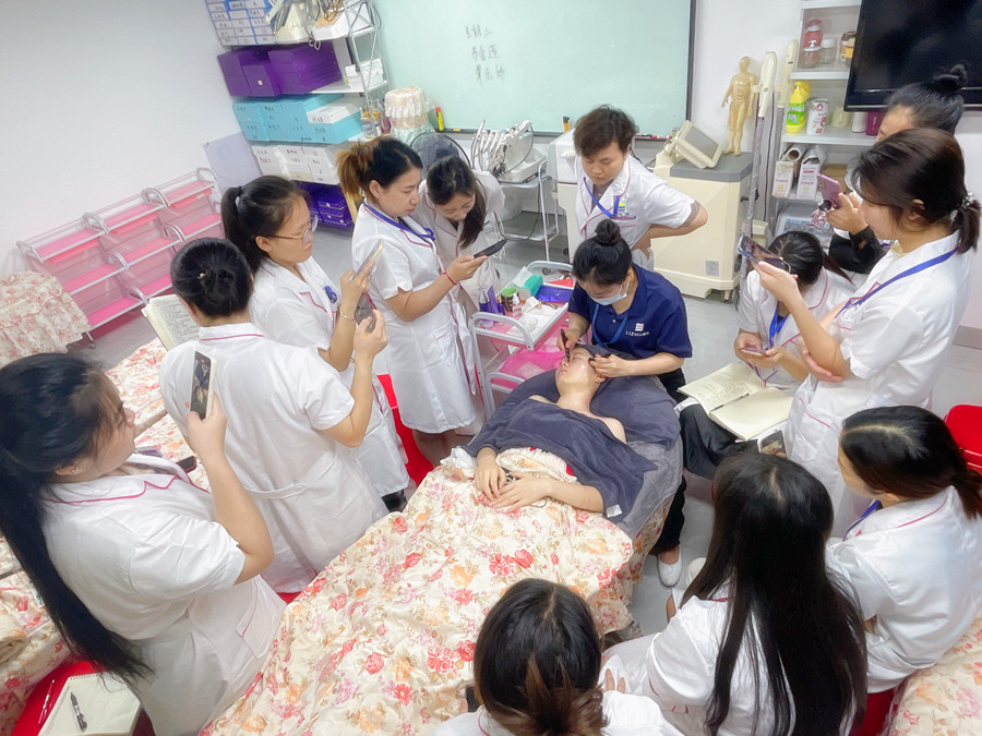 南寧美容專業(yè)教學：如何進行眼部護理？