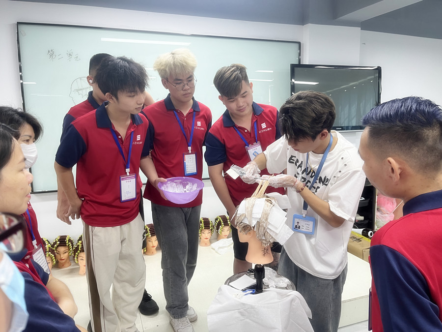 染發(fā)如何涂染膏？南寧專業(yè)燙染分享