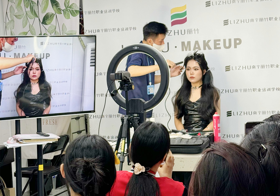 貓系造型課堂手法演示，廣西化妝高彩培訓(xùn)班課堂