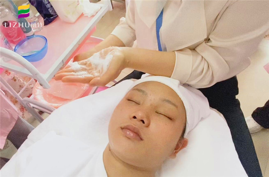 化妝前如何正確護(hù)膚？南寧化妝美容