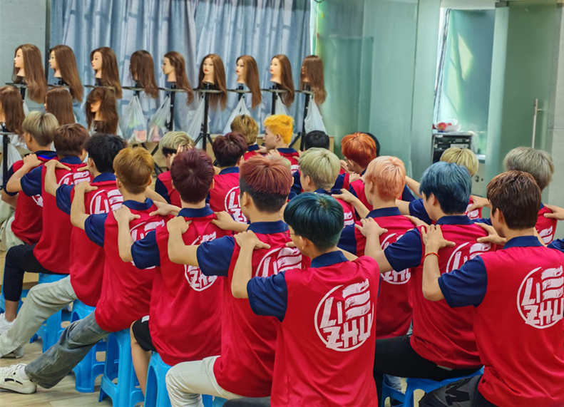 洗頭按摩練習，南寧美發(fā)洗頭學校課堂