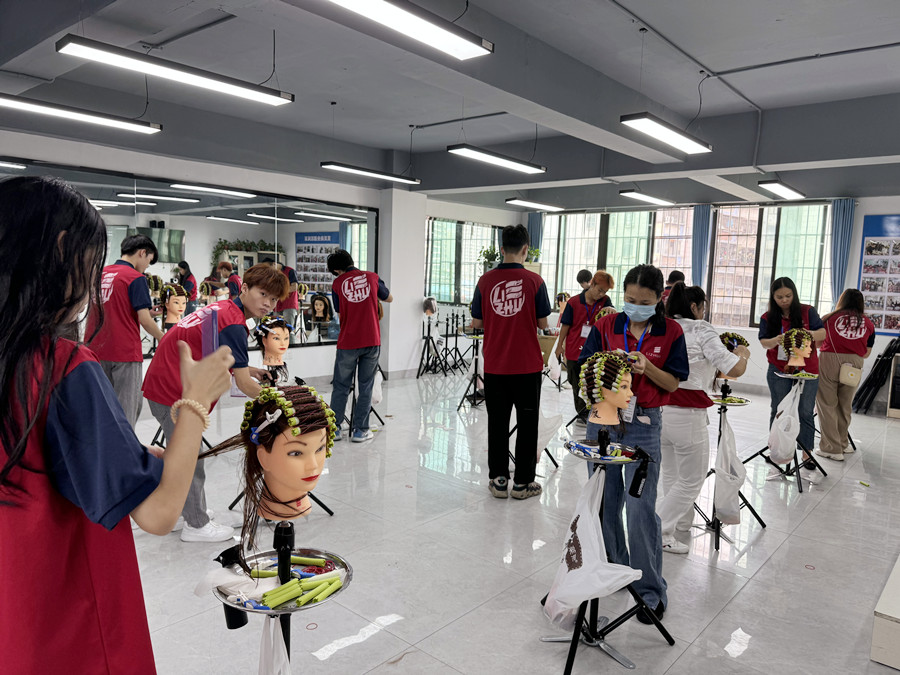 沖擊技能大賽，南寧美發(fā)培訓學校賽前訓練