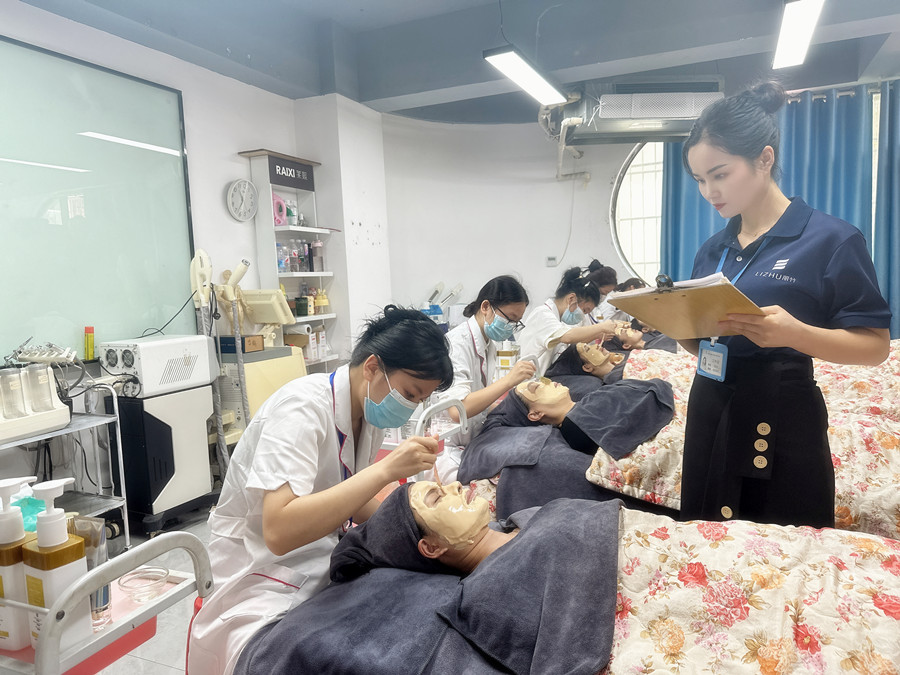 廣西美容護膚管理培訓班面部敷軟膜考核現場