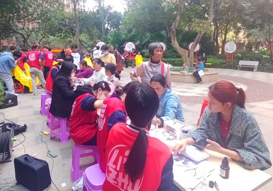 南寧美甲職業(yè)學(xué)校來到愛情海小區(qū)，為居民提供免費美甲