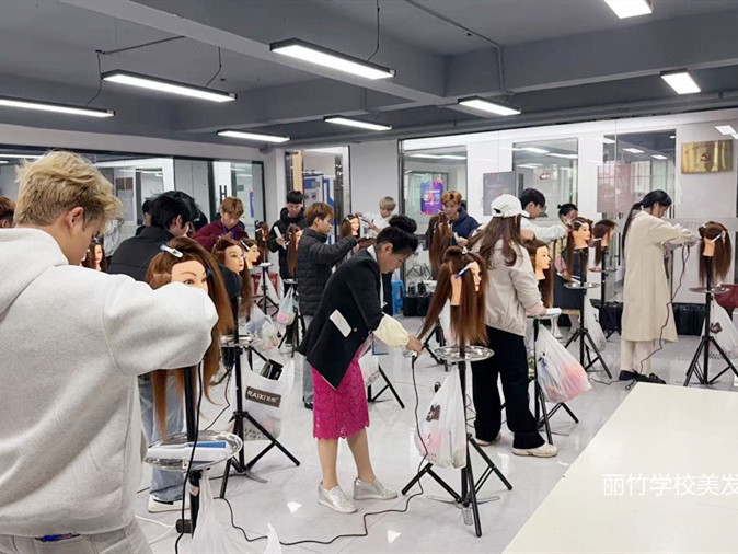 如何拉直發(fā)？南寧燙染培訓零基礎