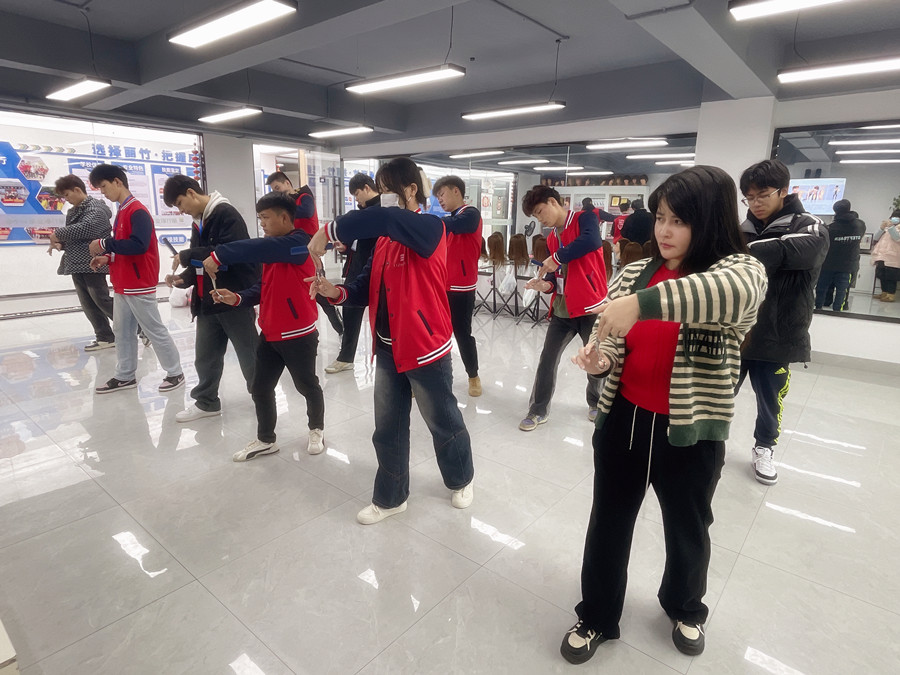 美發(fā)新手如何使用梳子？南寧美發(fā)基礎教學